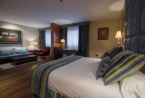 Кровать или кровати в номере Hospedium Hotel Mirador de Gredos