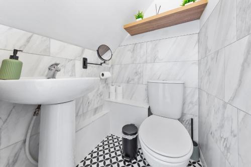 The Holloway Suite - Netflix, 3 Min to Station - Luxury photo 12