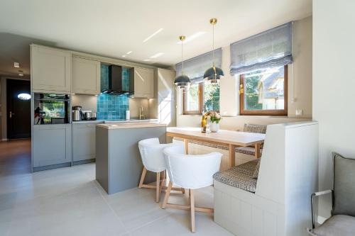 a kitchen and dining room with a table and chairs at Ferienhaus Reet & Meer N 2 in Bansin
