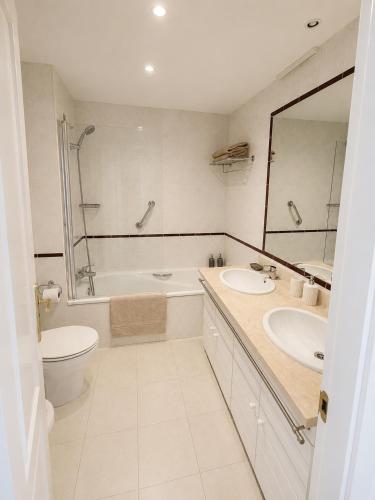 Luminoso apartamento con piscina y terraza en Benalmádena