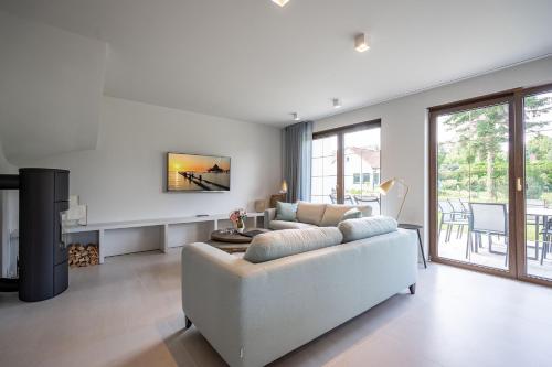 a living room with a couch and a table at Ferienhaus Reet & Meer N 1 in Bansin