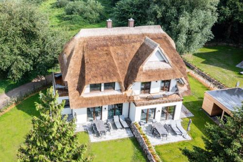 an overhead view of a house with a thatched roof at Ferienhaus Reet & Meer N 1 in Bansin