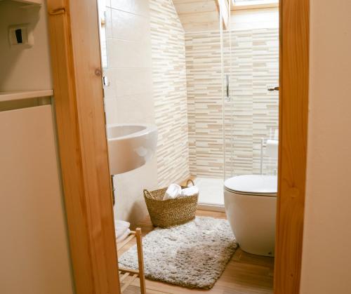 a bathroom with a tub and a toilet and a sink at TDI - Modern 2-Bedroom Apartment in nature in Kanji Dol