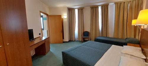 ein Hotelzimmer mit Bett und Fernseher in der Unterkunft Classic Hotel Tulipano in Terni