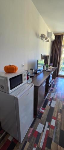 a kitchen with a microwave on top of a counter at НАРцис in Bŭnzareto