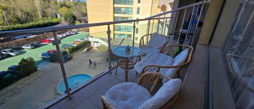 a balcony with chairs and a table and a view of a street at НАРцис in Bŭnzareto