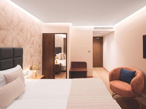 Leonardo Hotel Athens City Center 객실 침대