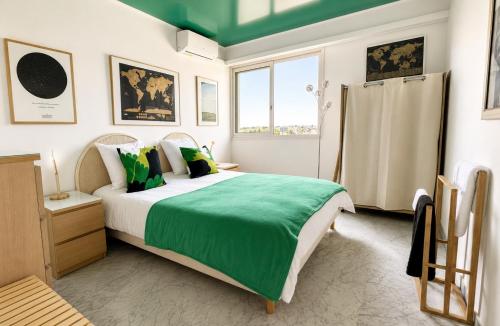 Penthouse - panoramic sea-view rooftop, Port Vauban