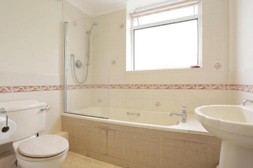 a bathroom with a tub and a toilet and a sink at 3 Bed in Aldringham oc-pcot in Aldringham