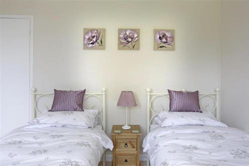 two beds sitting next to each other in a bedroom at 3 Bed in Aldringham oc-pcot in Aldringham