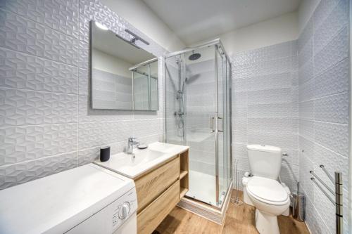 a bathroom with a toilet and a sink and a shower at Campus & Work in Saint-Martin-dʼHères