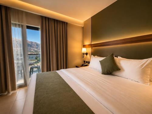 Coral Beach Hotel & Spa — Mountain view