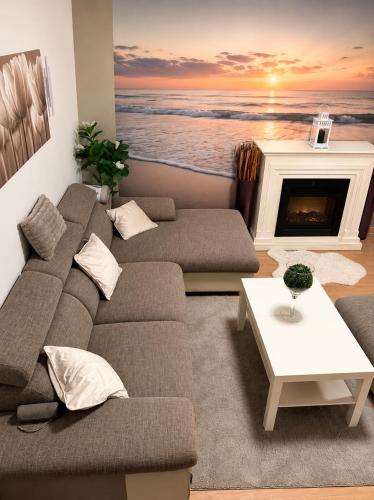 ein Wohnzimmer mit Sofa und Kamin in der Unterkunft Ferienwohnung Lakeside in Heiligenhafen