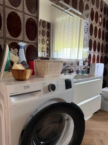 a washing machine in a kitchen with a sink at Casa Gaudia Varese living-working e quiete in Barasso