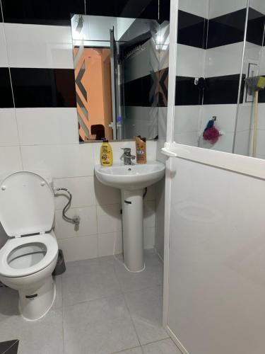 a bathroom with a toilet and a sink at Appartement Berkane in Berkane