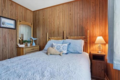 a bedroom with a bed with a teddy bear on it at Doris's Day in Duck