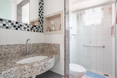a bathroom with a sink and a toilet at Apto com conforto que você precisa. in Goiânia