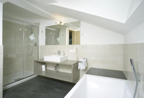 een witte badkamer met een wastafel en een douche bij Krebishof Agriturismo in Schenna