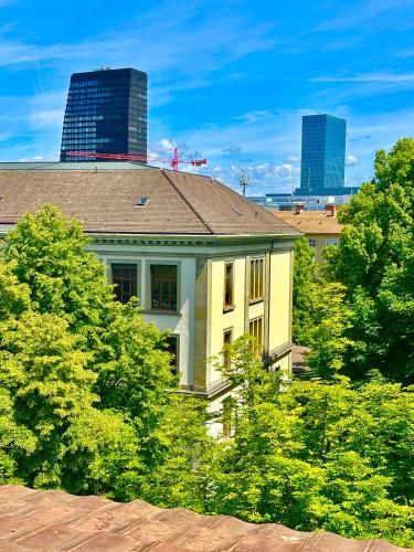 Bright and quite Appartment with Balcony & Skylines View, Kitchen,Bath,Wifi, Fan