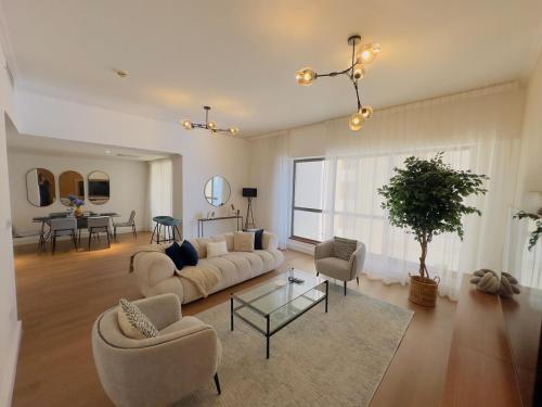 Luxury JBR Escape in 3BR & Maid or Walk to Beach