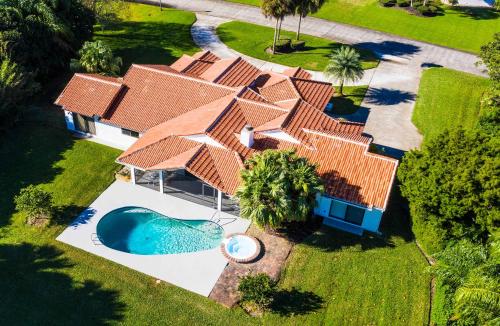 an aerial view of a house with a swimming pool at SWISS 06 - Lake Sumner in Clermont