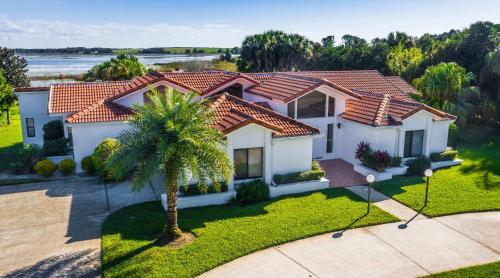 an aerial view of a house with a palm tree at SWISS 06 - Lake Sumner in Clermont