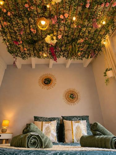 a bedroom with a bed with flowers on the ceiling at Urban Jungle Experience Hyper Centre Gare in Épinal