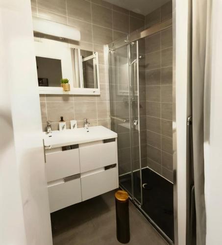 a bathroom with a sink and a shower at Urban Jungle Experience Hyper Centre Gare in Épinal