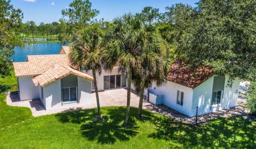 an overhead view of a house with a palm tree at SWISS 23 - Lake Stephanie in Clermont