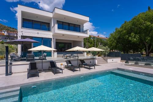 Beachfront Villa Luminara