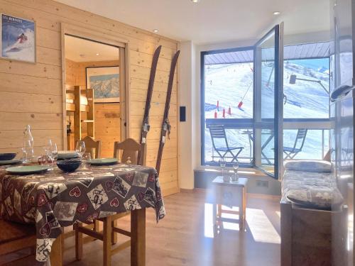 SO414 T2 skis aux pieds 3 Vallees parking WIFI
