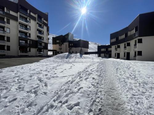 SO414 T2 skis aux pieds 3 Vallees parking WIFI