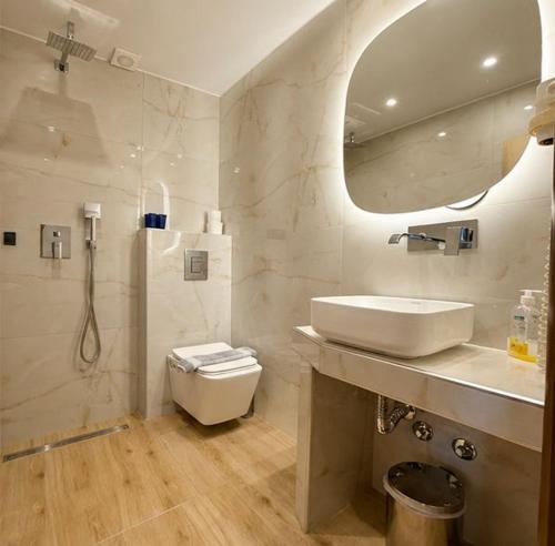 a bathroom with a sink and a mirror and a shower at Hotel Avra in Perea
