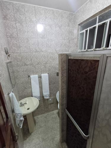 a bathroom with a shower and a sink and a toilet at Apt Petrópolis - Imperial in Petrópolis