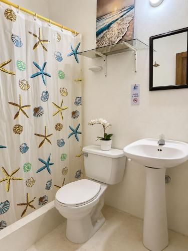 a bathroom with a toilet and a sink at La Coralina azul in San Bernardo del Viento