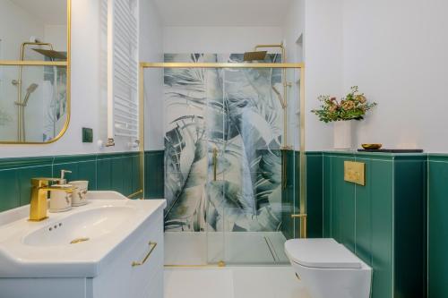a bathroom with a shower with a toilet and a sink at Zegrze Lake Apartament VIRIDIAN z widokiem na jezioro, tarasem i parkingiem in Zegrze