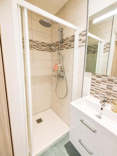 a bathroom with a shower and a sink at Charmante maison neuve proche Ocean in Léon