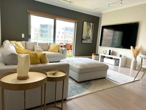 Spacious 3 Bedroom Apartment for 6 Near Beach