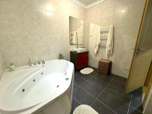 Spacious 3 Bedroom Apartment for 6 Near Beach