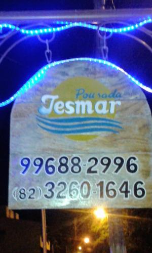 a sign for a tennessee seminar with blue lights at Pousada Jesmar in Praia do Frances