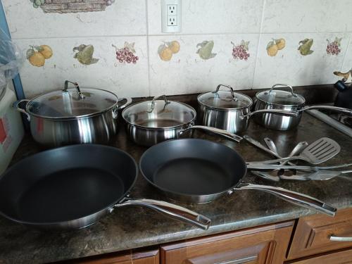 a bunch of pots and pans on a kitchen counter at NSI Casa Entera en La Piedad in San Juan del Fuerte