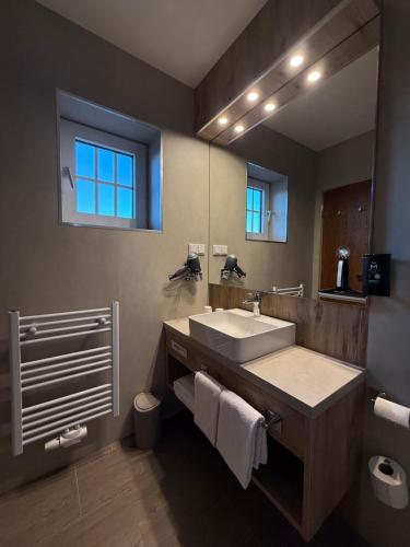 a bathroom with a sink and a mirror at Hotel Felsenkeller in Rüdesheim am Rhein