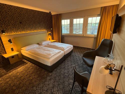 a hotel room with a bed and a desk at Hotel Felsenkeller in Rüdesheim am Rhein