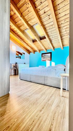 a living room with a large bed and blue walls at Colico Zen House in Colico