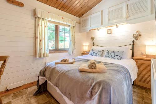 a bedroom with a bed with towels on it at 2 Bed in Lynton oc-riverl in Lynmouth