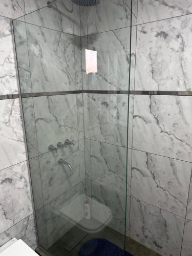 a bathroom with a glass shower with a toilet at Quinta Narbaiz in Estación Nueve de Julio Sur