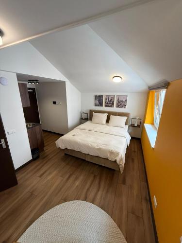 a bedroom with a large bed in a room at Tiny's Herberg in Woerden