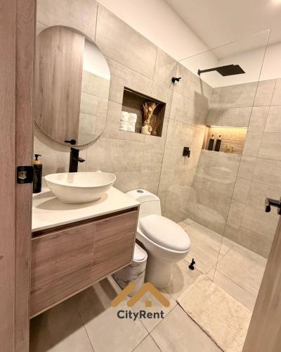 a bathroom with a sink and a toilet and a shower at Casa Martina premiun in Buga