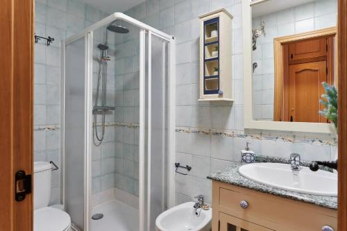 a bathroom with a shower and a sink and a toilet at ESTRELLA de la SIERRA in Arroyo Frio
