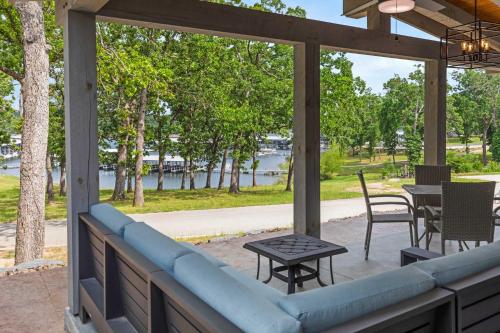 a screened in porch with a table and chairs at Lighthouse Lodge 2 Lakefront Pool Boat Slip in Kimberling City